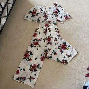 White floral 2 piece set NEVER WORN